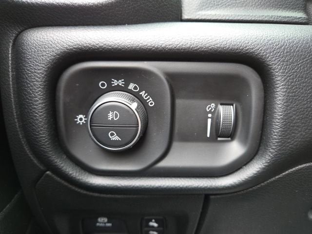 2020 RAM 1500 Big Horn Crew Cab 4x4 5'7" Box