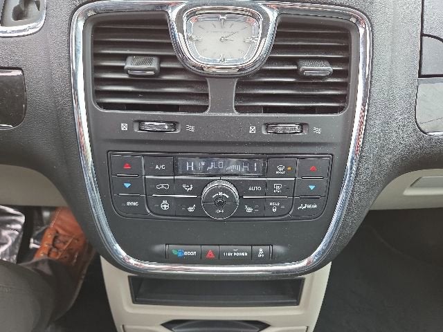 2016 Chrysler Town & Country Touring-L Anniversary Edition
