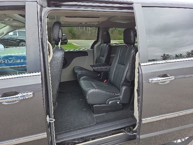 2016 Chrysler Town & Country Touring-L Anniversary Edition